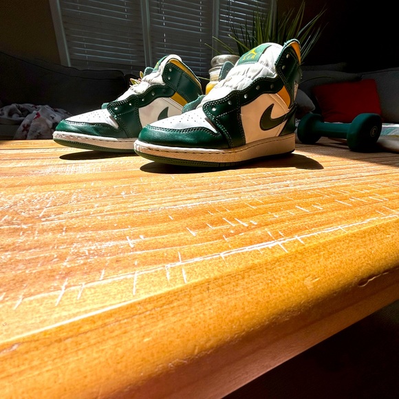 High Quality Green, Yellow, and White Air Jordan 1. Boys 5Y,  and Girls 7Y - Picture 4 of 6